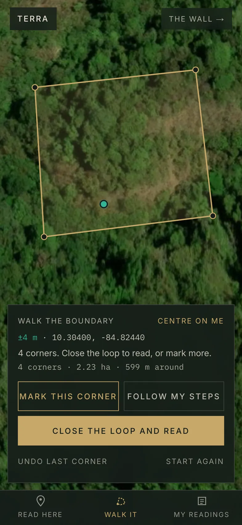 La pestaña Recorrer: un lindero de 4 esquinas · 2.23 ha · 599 m de perímetro trazado en dorado sobre el mapa satelital, con Marcar esquina, Seguir mis pasos y Cierre el recorrido y lea.
